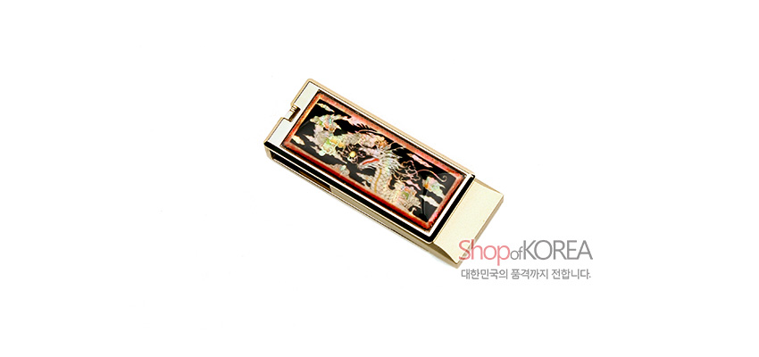 [텍스트: Shop of KOREA 대한민국의 품격까지 전합니다.] 금속 바디 위 흑색 바탕 자개 상감으로 금색 용과 구름 문양을 섬세하게 표현한 USB 디자인