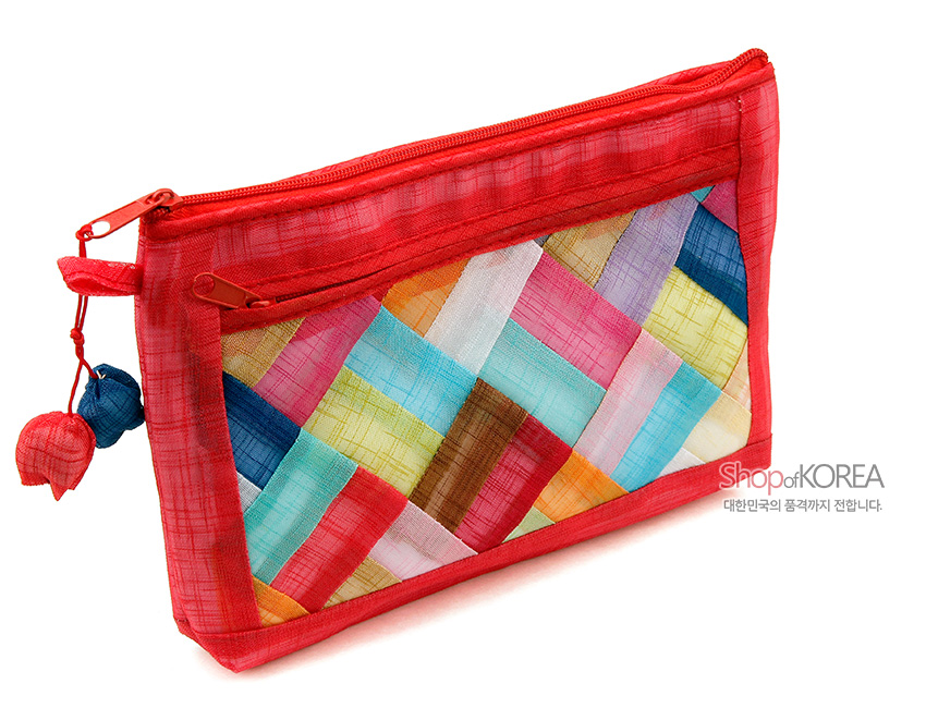 [텍스트: ShopofKOREA 대한민국의 품격까지 전합니다.] 붉은 모시 바탕에 다채로운 색실 조각보 누비 기법을 더한 직사각 파우치, 실타래 매듭 장식 포인트 디자인
