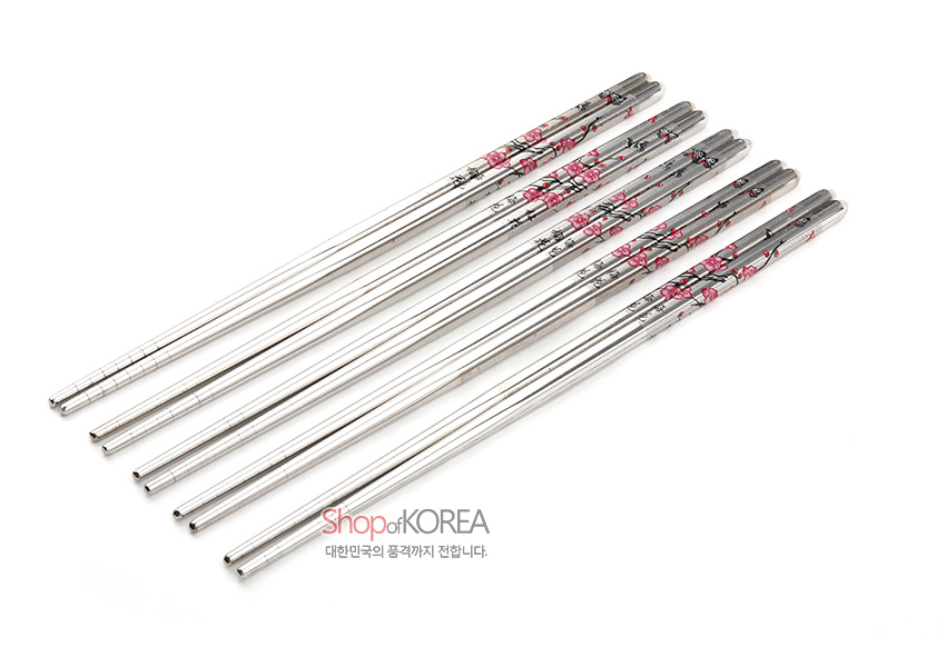[텍스트: Shop of KOREA 대한민국의 품격까지 전합니다.] 금속 재질 진공젓가락, 손잡이 부분 붉은 매화와 한자 문양이 인쇄된 5쌍 구성 이미지 설명