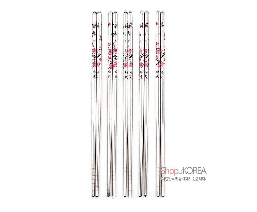 [텍스트: Shop of KOREA 대한민국의 품격까지 전합니다.] 금속 재질 젓가락 손잡이에 분홍 매화와 검정 가지, 한자 서체 문양이 인쇄된 5쌍 구성 이미지