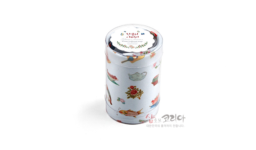 [텍스트: 샵오브코리아 대한민국의 품격까지 전합니다] 전통 기물도 민화풍 어항·화병·과일·물고기 문양이 은은한 파스텔 톤으로 인쇄된 원통형 안경닦이 포장 케이스 모습