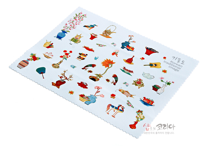 [텍스트: 기물도 korean traditional image] 흰색 극세사 안경닦이에 기물도 민화풍 기명과 화병, 동물, 어자 문양을 다채로운 색감으로 배열한 디자인 이미지