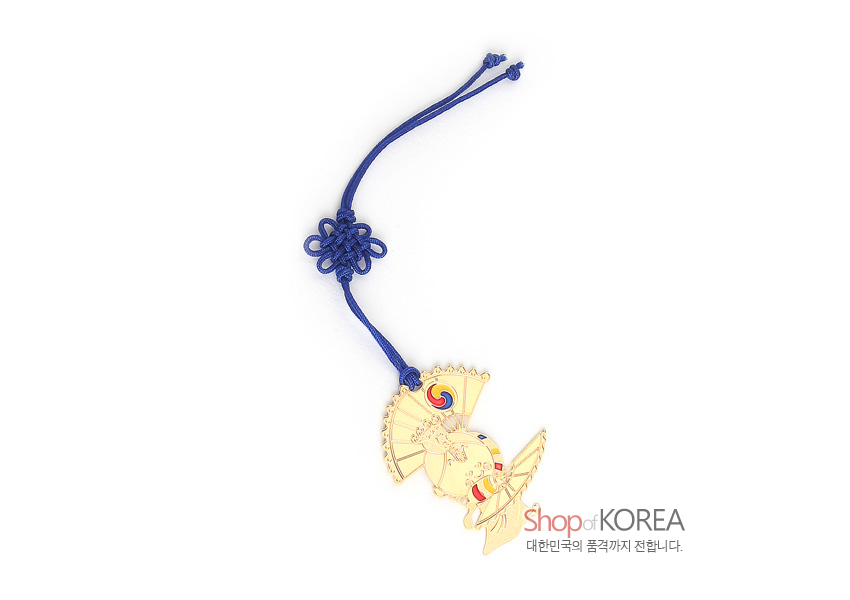 [텍스트: Shop of KOREA, 대한민국의 품격까지 전합니다.] 금장 금속으로 만든 부채춤 인물 책갈피와 태극 문양, 청색 전통 매듭 끈 장식 구성