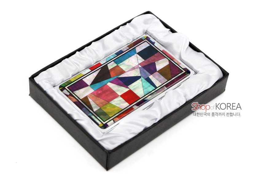 [텍스트: Shop of KOREA 대한민국의 품격까지 전합니다.] 금속 재질 위에 다채로운 자개 조각보 기하학 문양을 상감한 직사각형 명함집과 패브릭 내장 선물 박스 구성