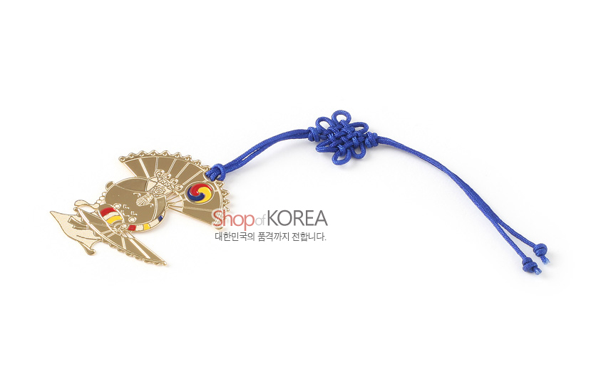 [텍스트: Shop of KOREA 대한민국의 품격까지 전합니다.] 금장 금속 재질 부채춤 인물 장식과 태극 문양, 청색 전통 매듭 끈 장식 책갈피 모습