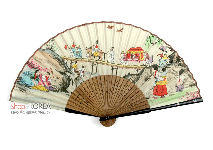 [텍스트: Shop of KOREA, 대한민국의 품격까지 전합니다., Korea] 대나무 살에 종이를 합죽선으로 엮고, 수묵담채 기법으로 혼례 행렬과 전통복식 인물을 섬세하게 채색한 민속풍 부채 이미지