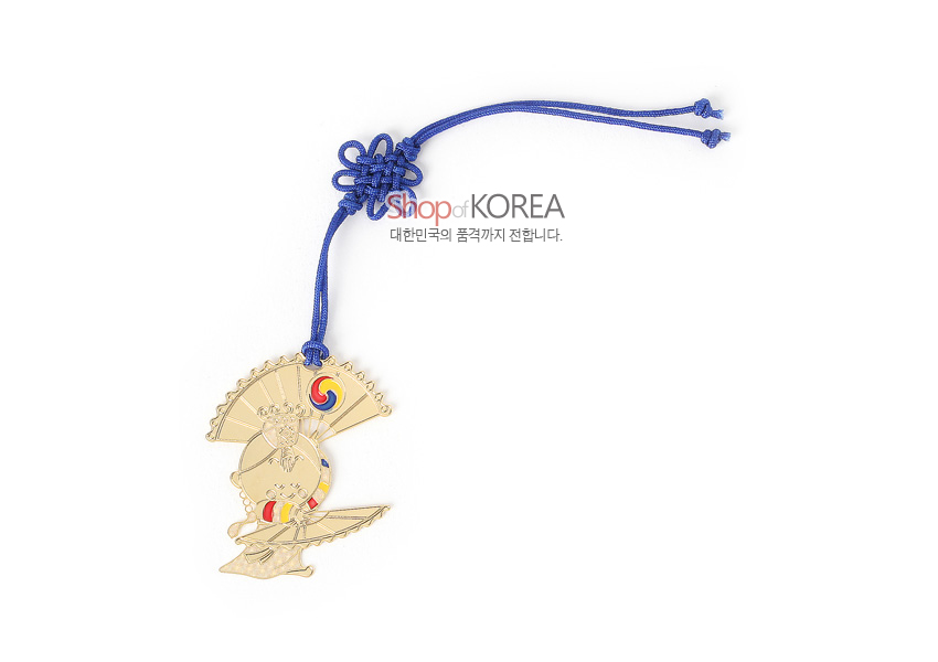 [텍스트: Shop of KOREA / 대한민국의 품격까지 전합니다.] 금장 금속 부채춤 인물 장식에 태극 문양 채색, 짙은 청색 전통 매듭 끈이 어우러진 책갈피 디자인