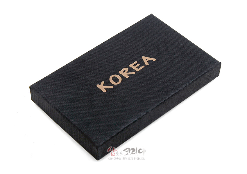 [텍스트: KOREA] 짙은 남색 직조 질감 종이 소재의 직사각형 선물용 포장 박스 이미지