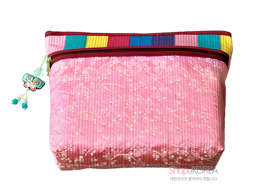 [텍스트: ShopofKOREA 대한민국의 품격까지 전달합니다.] 연분홍 누비 비단에 흰 꽃무늬 자수 장식, 상단 색동 비단 띠와 나비 모양 매듭 장식 지퍼 포인트 파우치지갑