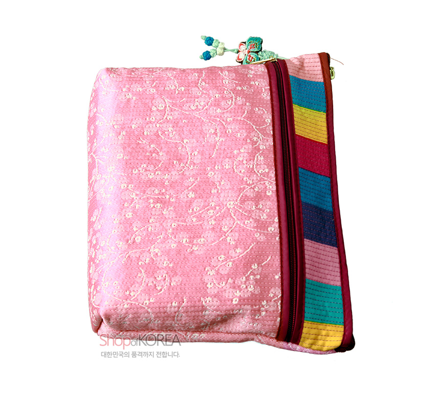 [텍스트: ShopoKOREA 대한민국의 품격까지 전합니다.] 연분홍 누비 비단 바탕에 흰 꽃무늬 자수 장식, 측면에 청·홍·황·남색 등 색동 비단 배색과 지퍼 상단 전통 매듭 장식의 파우치지갑 모습