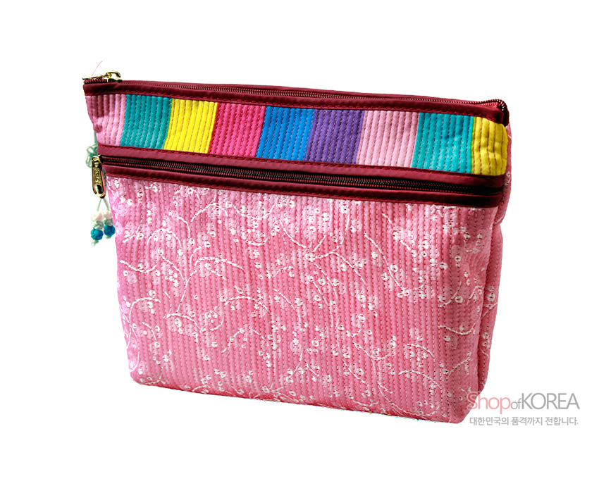 [텍스트: shopofKOREA 대한민국의 품격까지 전합니다.] 연분홍 누비 비단에 흰 꽃무늬 자수, 상단 색동 비단 장식과 지퍼 금속 장식, 옆면 구슬 매듭 장식의 파우치 지갑