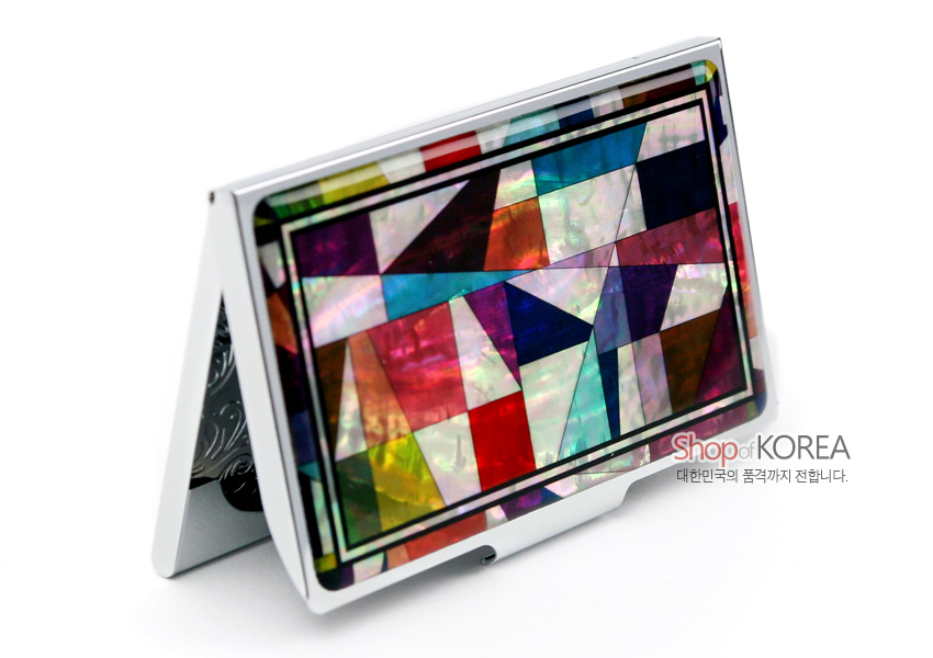 [텍스트: Shop of KOREA 대한민국의 품격까지 전합니다.] 금속 케이스 위에 다채로운 색상의 자개 조각보 기하학 문양을 상감한 직사각형 명함집 이미지 설명