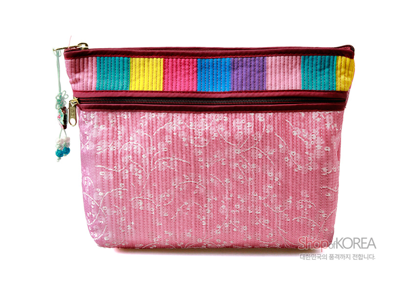 [텍스트: Shop of KOREA 대한민국의 품격까지 전합니다.] 연분홍 누비 비단에 흰 꽃무늬 자수 장식, 상단 색동 비단 배색과 지퍼 금속 장식, 구슬 매듭 장식이 더해진 파우치형 지갑 모습