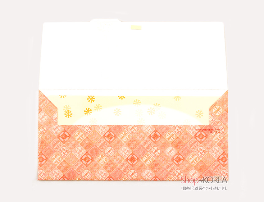 [텍스트: Shop of KOREA 대한민국의 품격까지 전합니다.] 연분홍 한지 바탕에 전통 길상문 사각 문양을 반복 배치하고, 내부는 연황색 바탕 위 꽃 모티브를 더한 봉투형 디자인