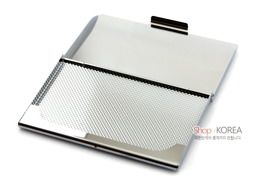 [텍스트: Shop of KOREA 대한민국의 품격까지 전합니다.] 은색 금속 재질, 전면 미세 격자무늬와 매끈한 광택면이 대비되는 슬림 명함집 디자인