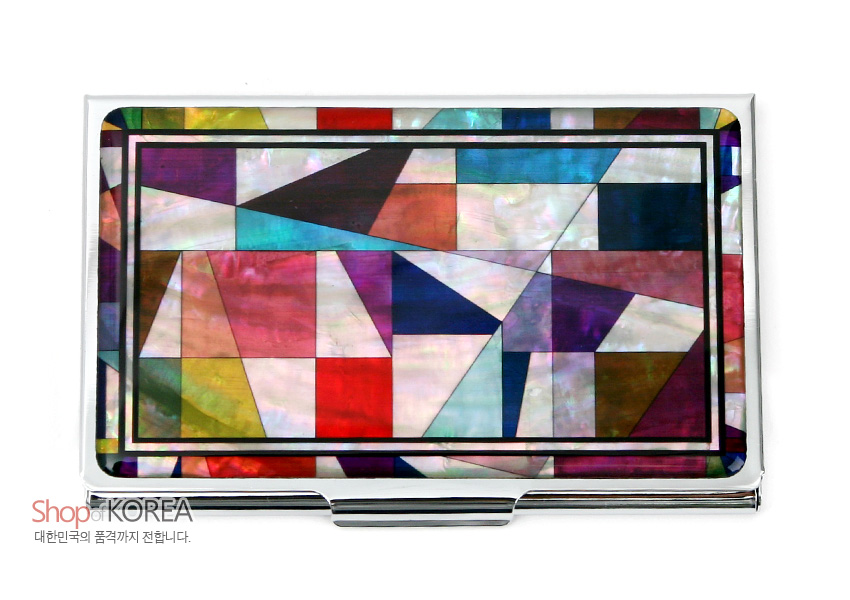 [텍스트: Shop of KOREA / 대한민국의 품격까지 전합니다.] 금속 바탕 위 자개를 상감해 다채로운 색상의 조각보 기하학 문양을 완성한 직사각형 명함집 디자인