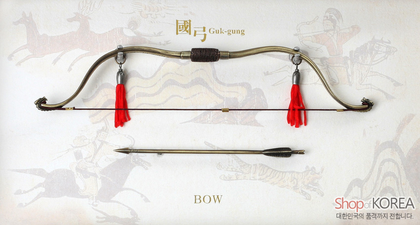 [텍스트: 國弓 Guk-gung / BOW / Shop of KOREA 대한민국의 품격까지 전합니다.] 금속 재질 국궁과 화살 미니어처, 붉은 술 장식과 전통 수렵 문양 배경의 조화로운 구성