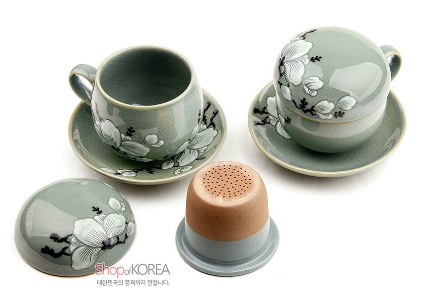 [텍스트: Shop of KOREA 대한민국의 품격까지 전합니다.] 옅은 비취색 청자 유약 위에 상감 기법으로 표현한 백색 목련 화조문이 돋보이는 2인 다기세트 구성 이미지