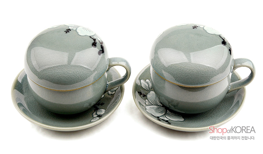 [텍스트: Shop of KOREA, 대한민국의 품격까지 전달합니다.] 옅은 비취색 청자 유약 위에 상감 기법으로 표현된 백색 목련 문양과 금선 포인트가 조화를 이루는 2인용 도자기 찻잔·뚜껑·받침 세트