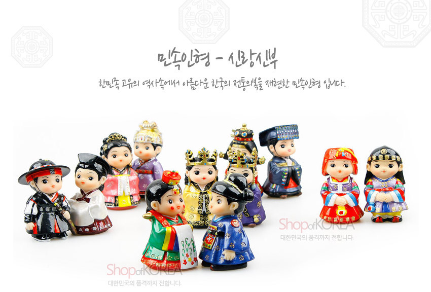 [텍스트: 민속인형 - 신랑신부 / 한민족 고유의 역사속에서 아름다운 한국의 전통의복을 재현한 민속인형 입니다. / ShopofKOREA 대한민국의 품격까지 전합니다.] 채색 도자 재질의 한복 혼례 인형 세트, 청색·홍색·녹색 중심의 유광 원색과 금색 관장식, 꽃·당초 문양 포인트의 전통 공예 인형 구성