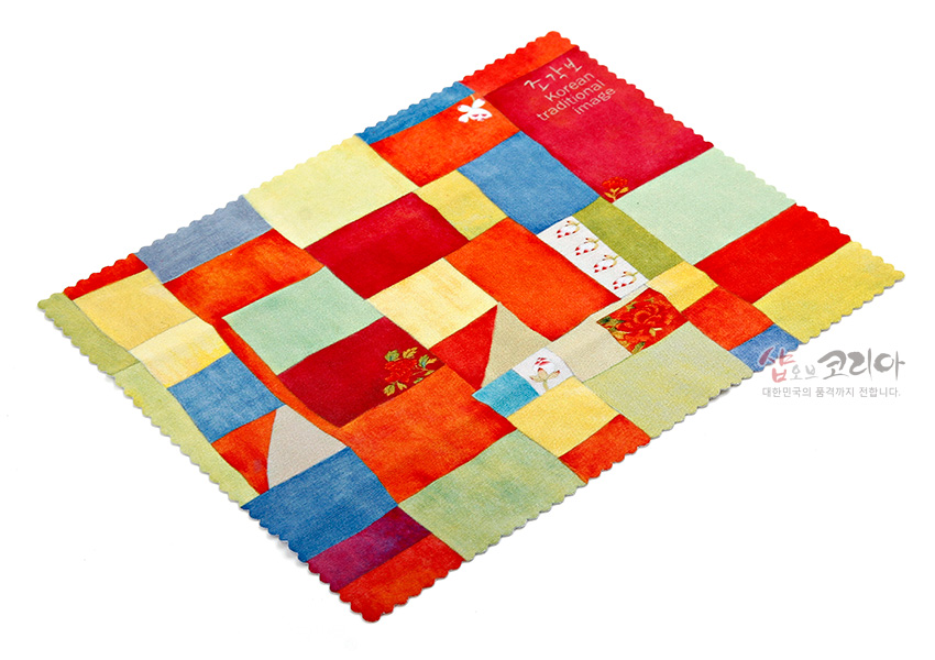 [텍스트: 조각보 Korean traditional image] 다채로운 원색과 파스텔색 사각 패치워크 조각보 문양이 인쇄된 극세사 안경닦이 디자인
