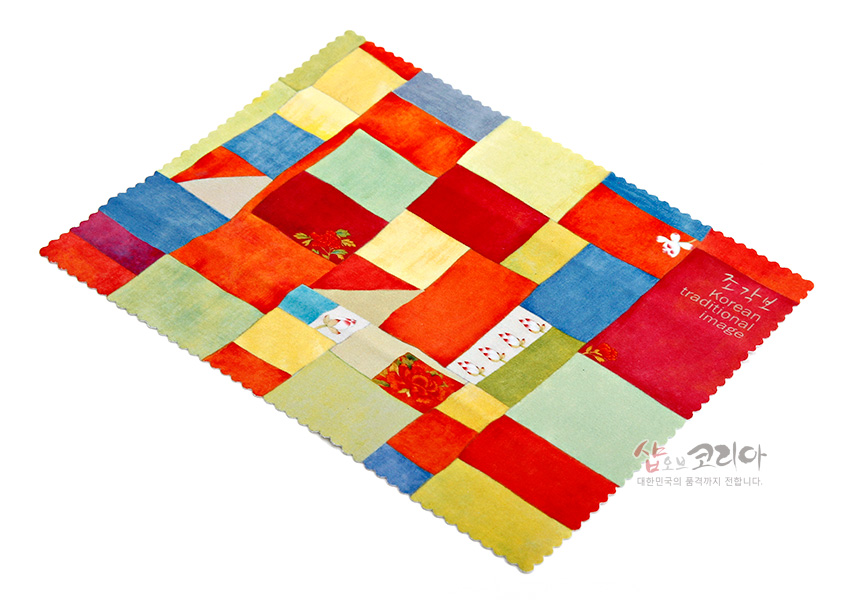 [텍스트: 조각보 korean traditional image] 전통 조각보를 모티프로 한 다채로운 색상의 사각 패치워크 문양과 극세사 재질이 돋보이는 안경닦이 이미지 설명
