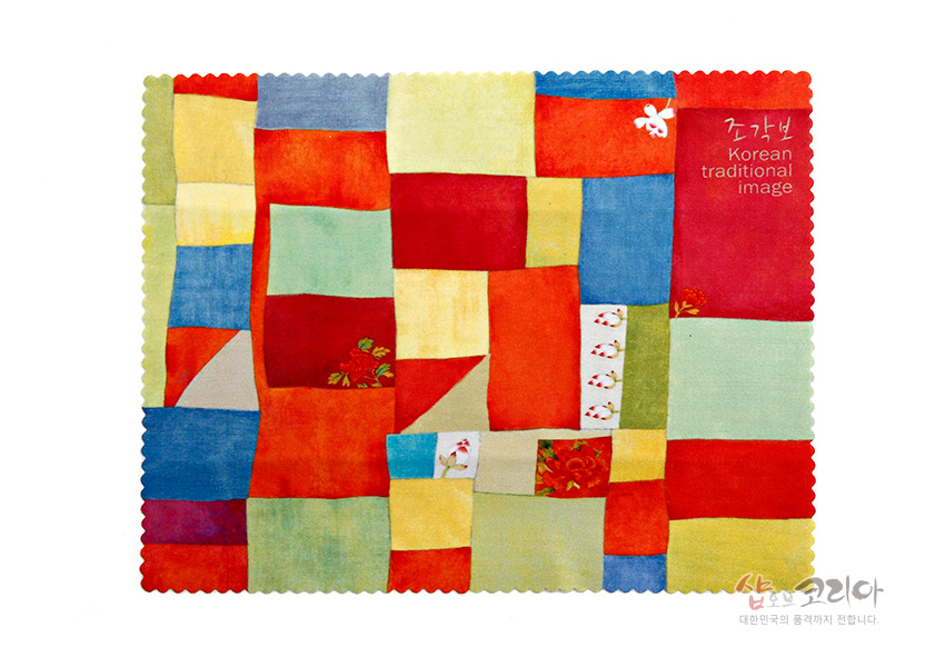 [텍스트: 조각보 Korean traditional image] 다채로운 원색 사각 패치워크와 조각보 문양이 인쇄된 극세사 소재 안경닦이 이미지설명
