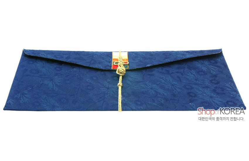 [텍스트: Shop of KOREA 대한민국의 품격까지 전합니다.] 청색 비단에 국화 추정 전통 문양 직조된 봉투형 상품권 봉투, 오방색 조각보 장식과 금색 술매듭 포인트 디자인