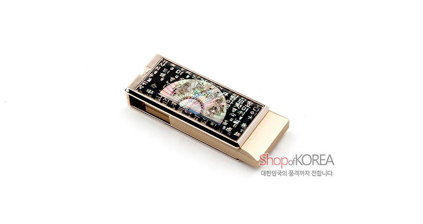 [텍스트: Shop of KOREA 대한민국의 품격까지 전합니다.] 검은 바탕 위 자개 상감 부채와 훈민정음 문자 문양이 장식된 금속 USB 메모리 디자인