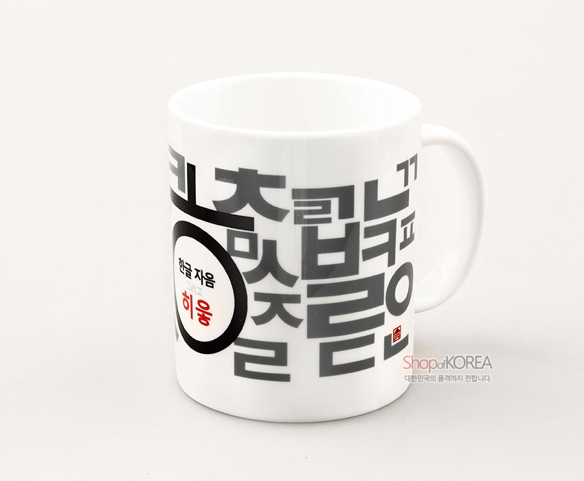 [텍스트: 한글 자음 그리고 히읗] 백색 도자 머그컵에 회색 한글 자음 배열과 검은 원, 붉은 포인트 글자 및 인장 문양이 어우러진 그래픽적 디자인