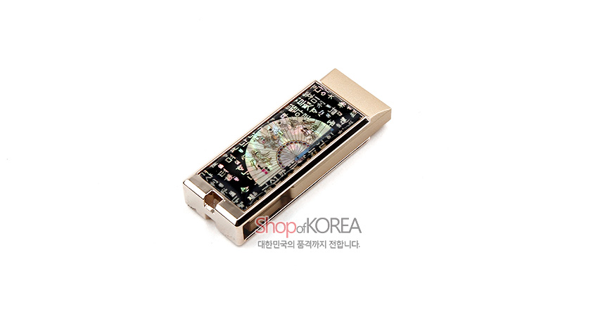 [텍스트: Shop of KOREA, 대한민국의 품격까지 전합니다.] 금속 USB 본체 위 검은 바탕에 자개 상감 부채 문양과 훈민정음 글자 장식 구성