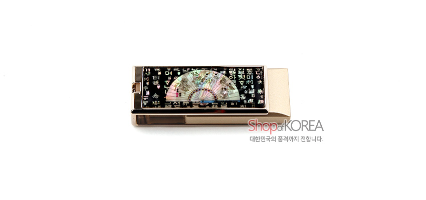 [텍스트: Shop of KOREA / 대한민국의 품격까지 전합니다.] 흑색 바탕 위 오방색 자개 부채와 훈민정음 문자 상감된 금속 USB 바디 디자인
