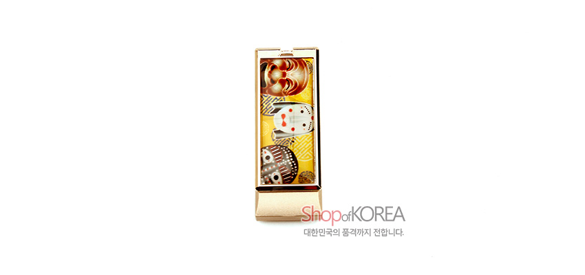 [텍스트: ShopofKOREA 대한민국의 품격까지 전합니다.] 금속 재질 명함집 전면에 노랑 바탕과 한국 전통 탈 문양을 컬러 인쇄한 직사각형 디자인 구성