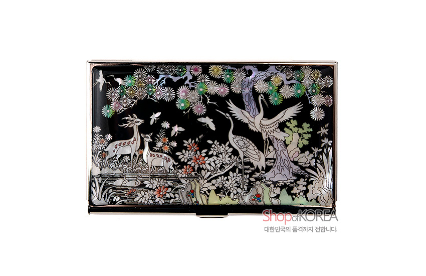 [텍스트: Shop of KOREA 대한민국의 품격까지 전합니다.] 흑색 옻칠 바탕에 자개 상감 기법으로 학과 사슴, 소나무와 국화, 연못 풍경을 섬세하게 표현한 금속 명함케이스 디자인