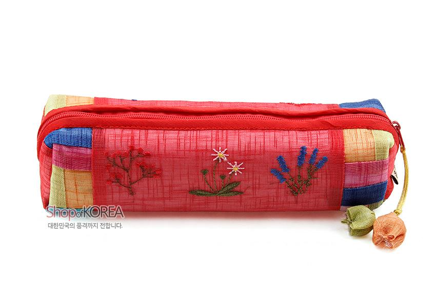 [텍스트: ShopofKOREA 대한민국의 품격까지 전합니다.] 붉은 모시 천에 오방색 조각 누빔 장식과 섬세한 꽃자수 문양, 조롱박 매듭 장식이 어우러진 지퍼형 필통 디자인