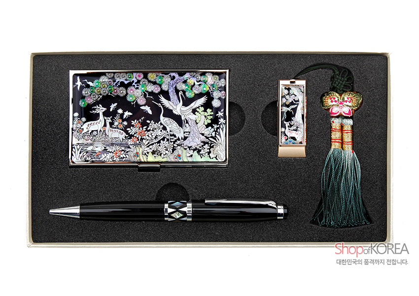 [텍스트: Shop of KOREA 대한민국의 품격까지 전합니다.] 자개 상감 장생도 학과 사슴 문양의 금속 명함집과 USB, 흑색 옻칠 볼펜, 비단 술 매듭 장식 조합 세트 이미지 설명