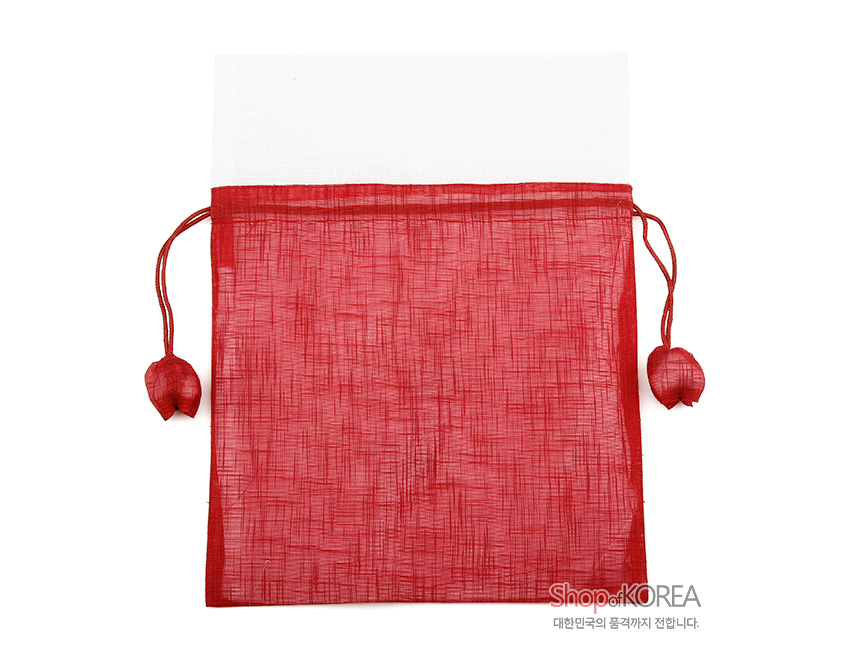 [텍스트: Shop of KOREA 대한민국의 품격까지 전합니다.] 붉은 색 반투명 모시와 상단 백색 배색이 조화된 전통 주머니, 양측 끈에 복숭아 모양 매듭 장식이 더해진 디자인