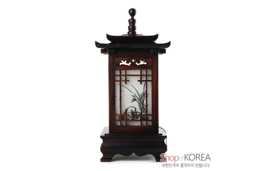 [텍스트: Shop of KOREA 대한민국의 품격까지 전합니다.] 짙은 나무색 사각 기와 지붕 구조, 창살 무늬와 사군자 실루엣이 비치는 반투명 지paper 조명등 디자인