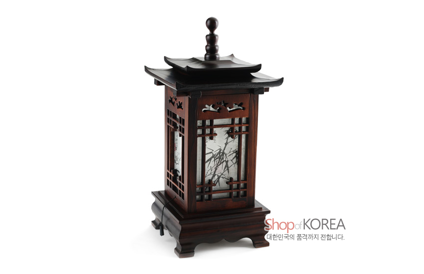 [텍스트: Shop of KOREA 대한민국의 품격까지 전합니다.] 짙은 목재로 제작된 사각 기와형 좌등, 창살 무늬와 유리면에 사군자 대나무 문양이 은은하게 표현된 전통 조명 인테리어 소품형 작품