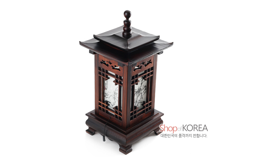 [텍스트: Shop of KOREA 대한민국의 품격까지 전합니다.] 짙은 갈색 나무 조각 구조와 사각 창살, 사군자 수묵화 문양 유리 또는 반투명 패널이 조화를 이룬 전통 좌등 디자인