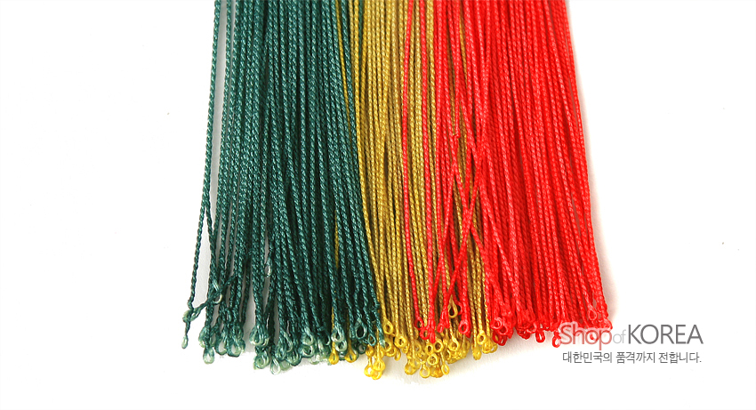 [텍스트: Shop of KOREA, 대한민국의 품격까지 전합니다.] 비단실로 땋은 녹색·황금색·홍색 노리개 술 다발이 나열된 상세 이미지
