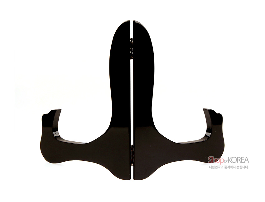 [텍스트: ShopofKOREA 대한민국의 품격까지 전합니다.] 흑색 옻칠 마감의 접이식 나무 받침대, 곡선형 디자인의 전통 공예품 받침대 모습