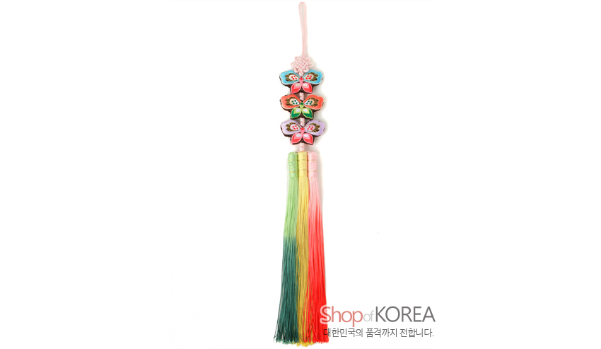 [텍스트: Shop of KOREA 대한민국의 품격까지 전합니다.] 분홍 매듭에 3단 자수 나비 장식을 단 비단 노리개, 초록·노랑·주황·빨강 그라데이션 3봉술 장식