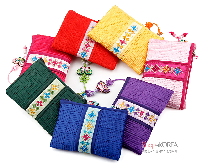 [텍스트: Shop of KOREA 대한민국의 품격까지 전합니다.] 비단 누비 격자무늬 바탕에 중앙 오방색 전통 기하 자수와 나비 매듭 장식을 더한 다채로운 색상의 동전지갑 모음 이미지 표현