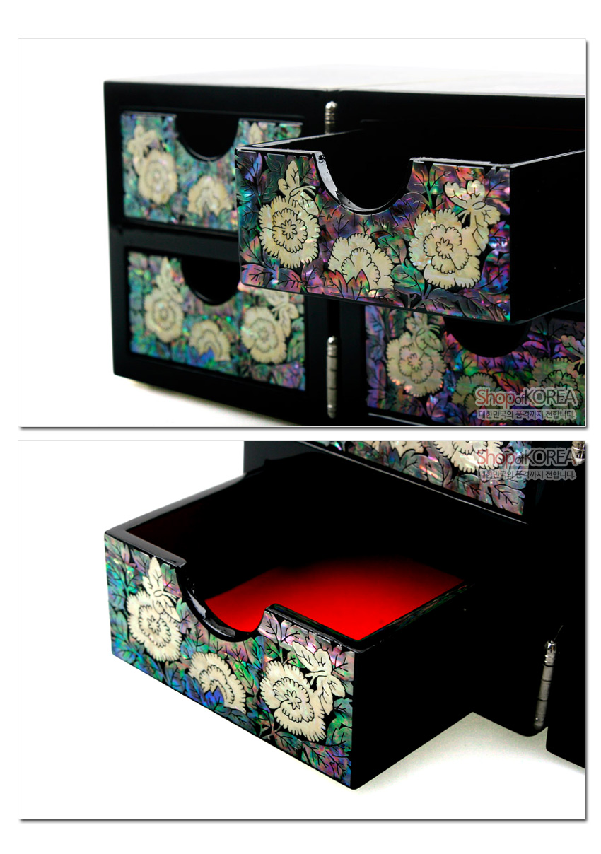 [텍스트: Shop of KOREA] 흑색 옻칠 바탕 위 자개 상감 기법으로 표현한 목단과 당초 무늬 서랍, 내부 선명한 적색 마감 보석함 이미지