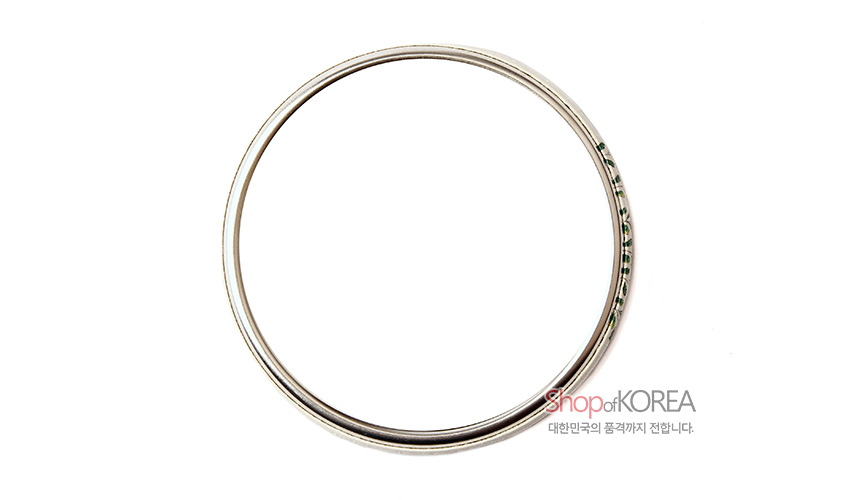 [텍스트: Shop of KOREA 대한민국의 품격까지 전합니다.] 은은한 광택의 금속 재질 원형 손거울 테두리 클로즈업 이미지