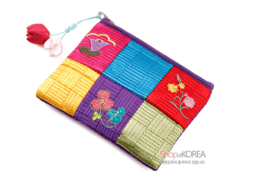 [텍스트: ShopofKOREA 대한민국의 품격까지 전합니다] 비단 느낌 색동 누비 천에 격자 누비 기법과 꽃 자수, 튤립 모양 매듭 장식이 어우러진 지퍼형 조각 동전지갑 이미지 설명