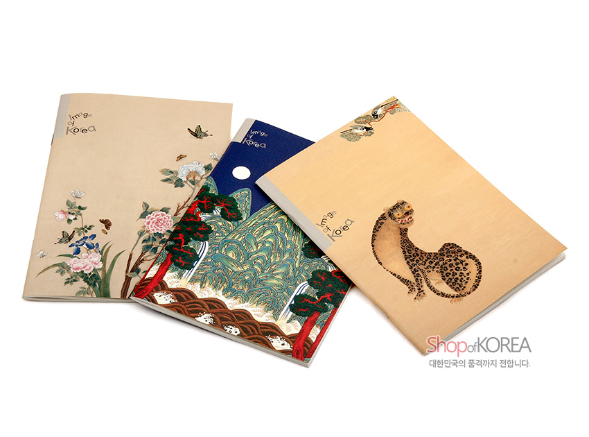 [텍스트: Image of Korea, Shop of KOREA 대한민국의 품격까지 전합니다.] 연베이지·남색 배경 위에 호랑이, 까치, 화조, 산수 등 전통 민화 문양을 담은 종이 재질 노트 표지 디자인