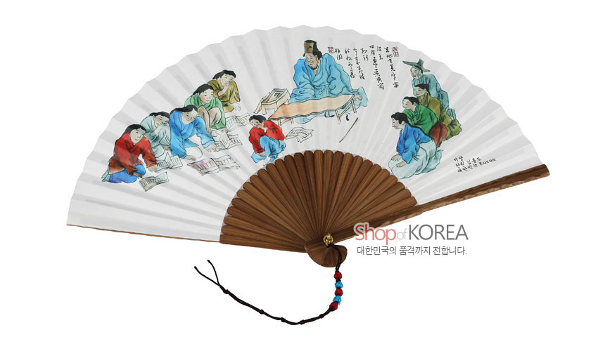 [텍스트: Shop of KOREA 대한민국의 품격까지 전합니다.] 흰 부채살 위 김홍도 서당 장면 채색, 갈색 오죽선 대나무살과 오색 구슬 매듭 장식의 전통 접선 디자인