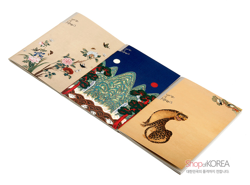 [텍스트: Image of Korea / Shop of KOREA / 대한민국의 품격까지 전합니다.] 전통 민화 호작도와 일월오봉도, 화조도 문양이 연베이지·남색·연갈색 배경에 인쇄된 종이 재질 표지 노트 구성